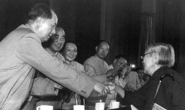 毛泽东请溥仪吃年夜饭 开国主席与末代皇帝