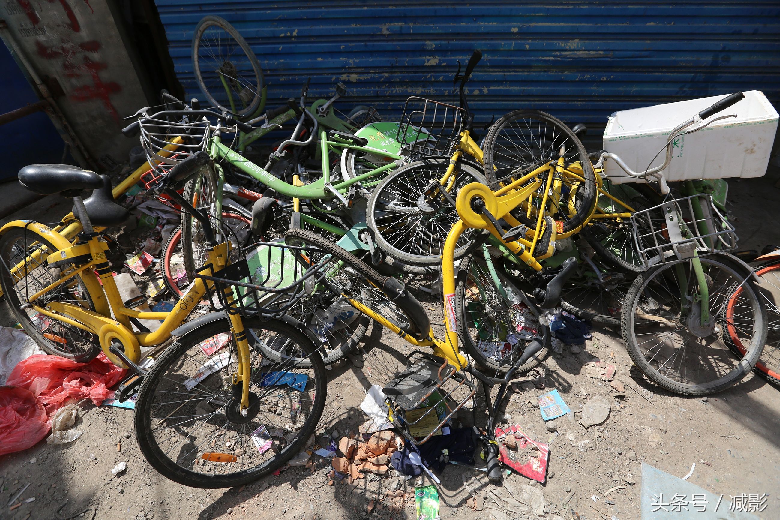 共享经济的痛点，街头单车堆成山，298元押金打水漂