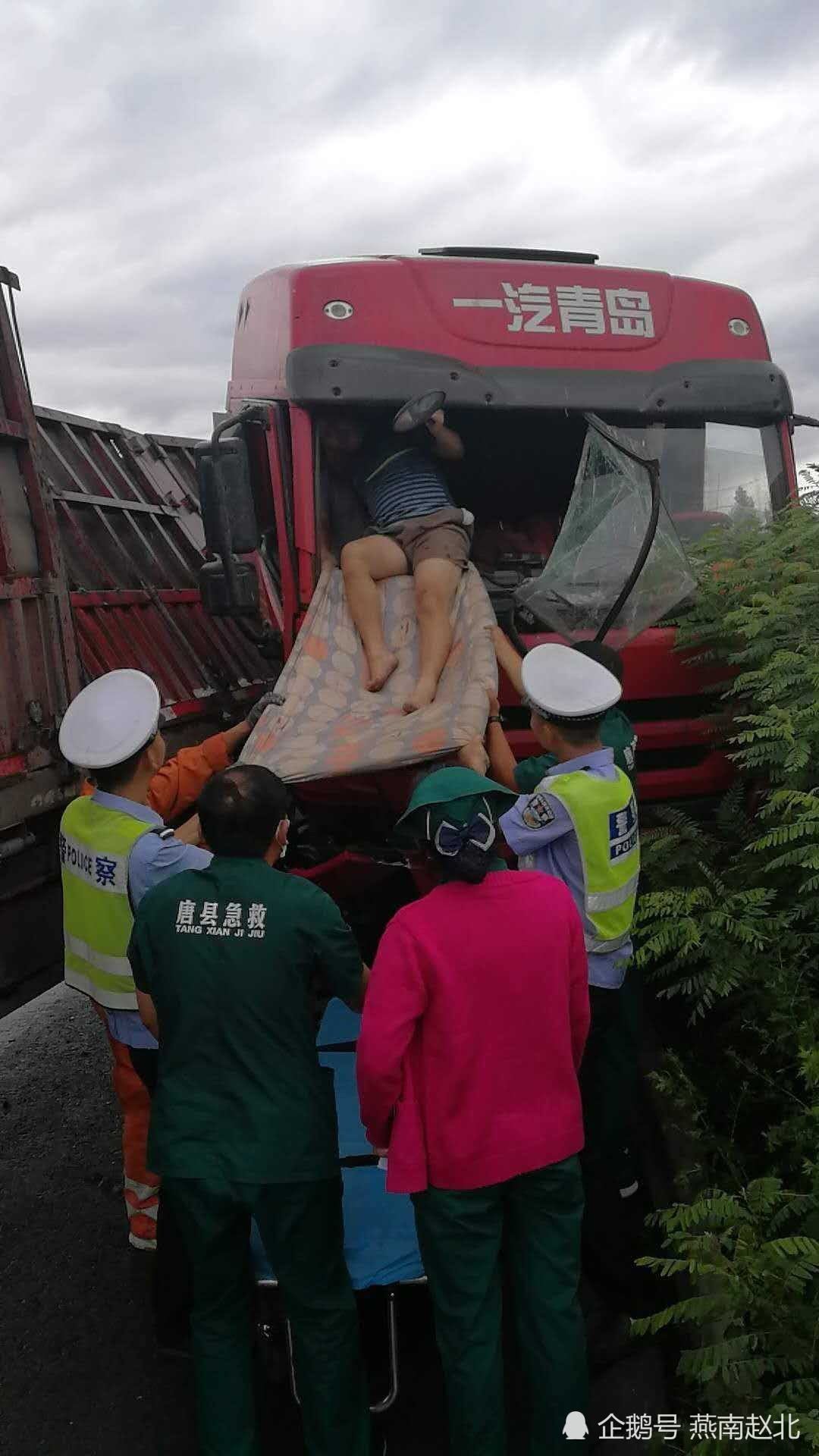 唐县:一大货车雨天失控撞高速护栏司机被困车内受伤