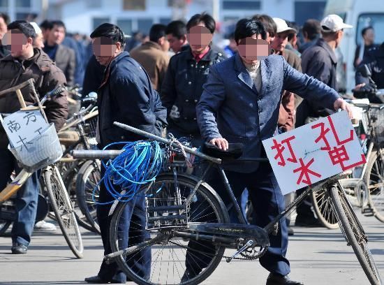 农村过年还没过完十五人都走了，难道打工挣钱比陪伴家人还重要？