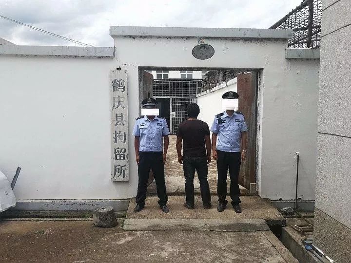 社会我的哥,人狠话不多!鹤庆一男子带着斧头去