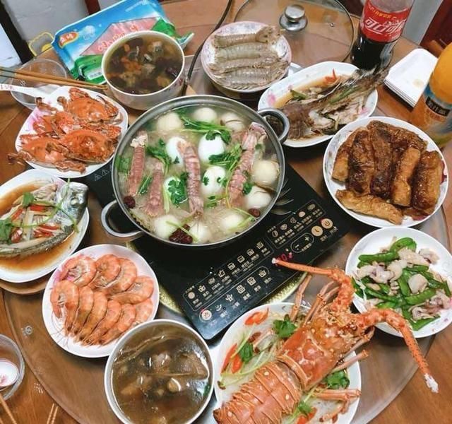 南北年夜饭，生猛海鲜、火锅水饺，奢华与简单，都是浓浓的中国情