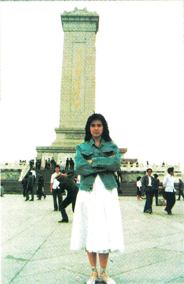 1990年王祖贤在北京天安门广场旧照曝光,赞美