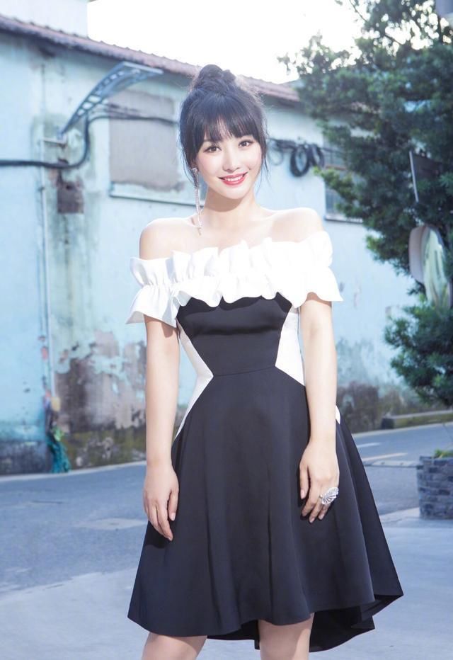 身材太赞？柳岩穿娃娃裙也能婀娜多姿，不露却更显气质