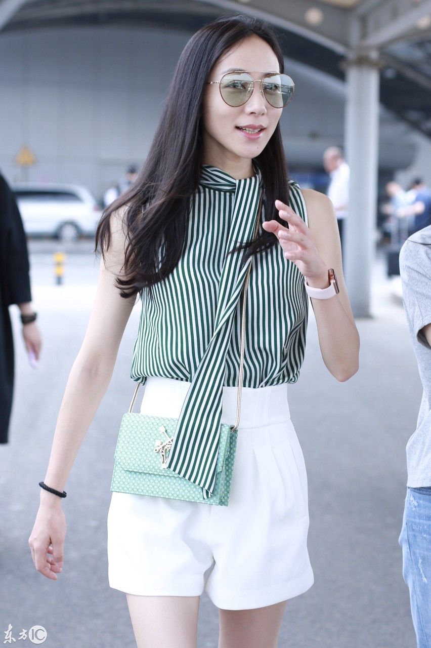 韩雪私服 穿绿色条纹上衣搭配白色短裤 凉爽时
