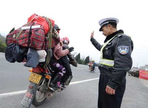 农民工的回家路，一辆摩托车，承载着无数的辛酸与期盼