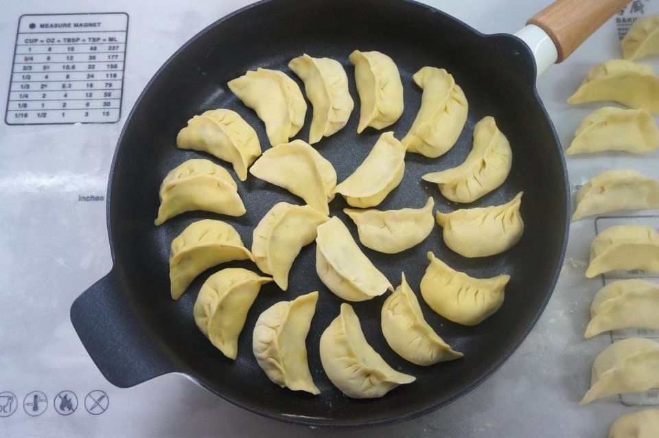 别再拿玉米面蒸窝头了,做一锅冰花煎饺,补钙降血压,女人吃减肥