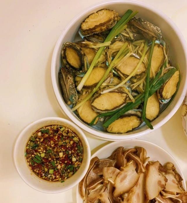 张歆艺晒午餐,一碗小米辣引发v党参,哺乳期吃这党参猪肚汤的做法图片