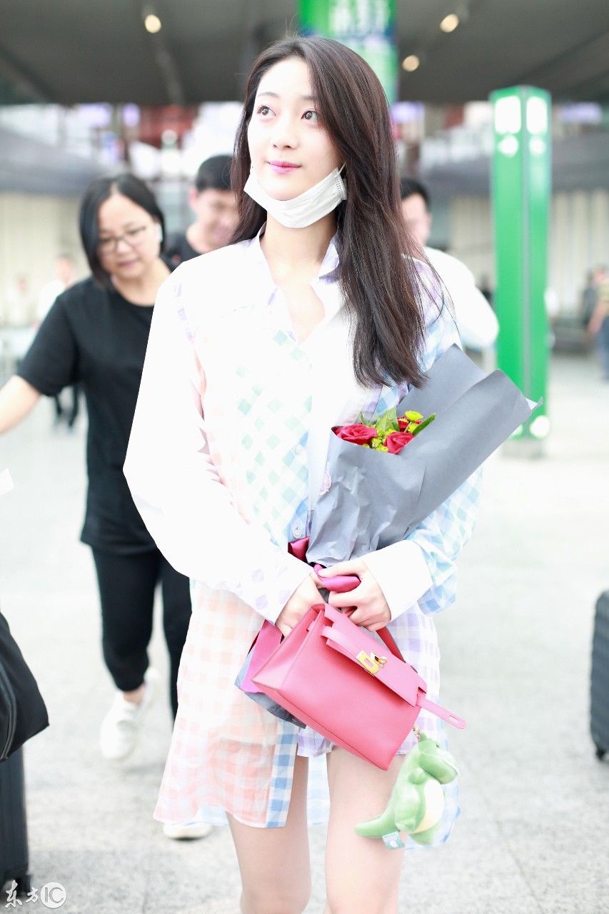 《创造101》戚砚笛、王莫涵现身北京机场,网友