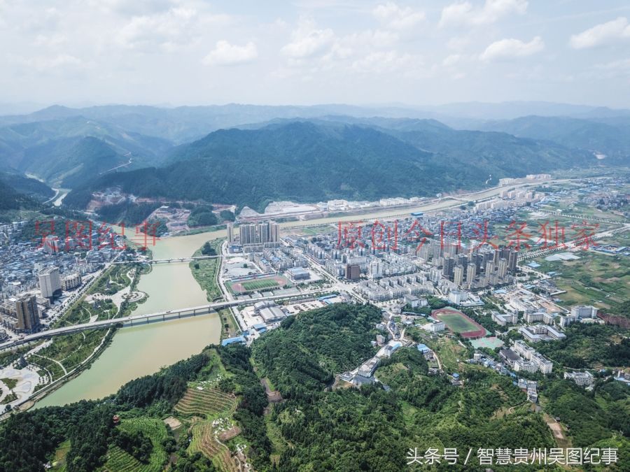 航拍发展中的贵州榕江县城，江水环绕如金盆玉水