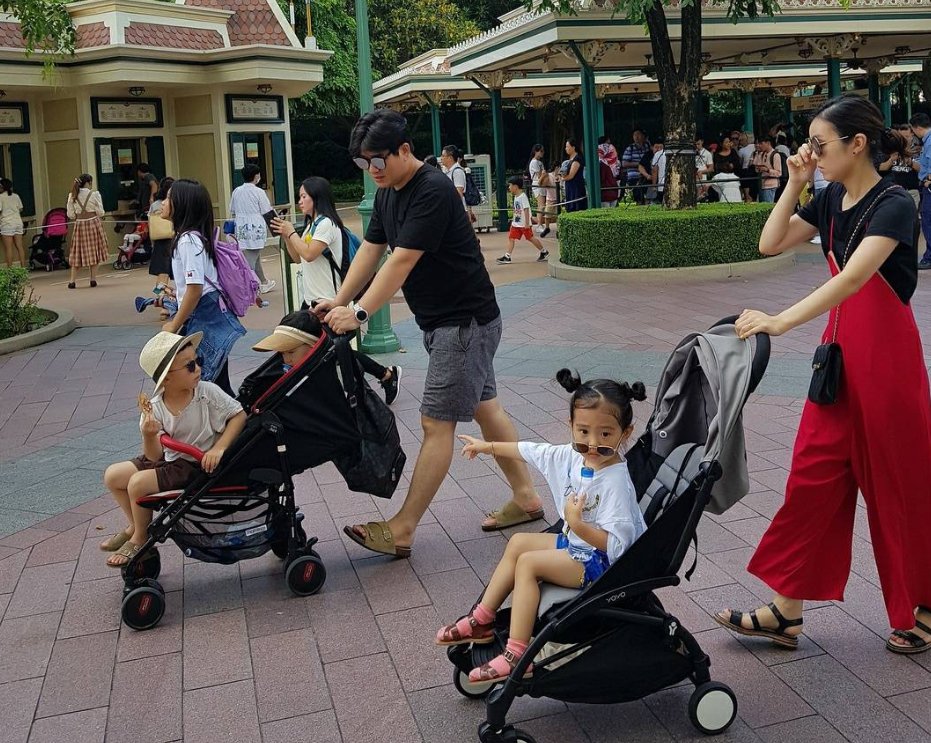 广州恒大金英权的妻子与孩子们一起去游玩,金