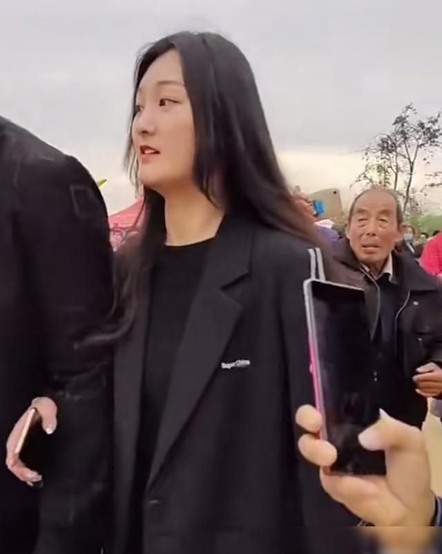 大衣哥儿媳被怼脸拍，成了村民拍摄新目标，家庭背景被曝光