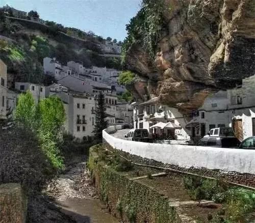 西班牙：世界上最“危险”的村庄，睡觉都会害怕