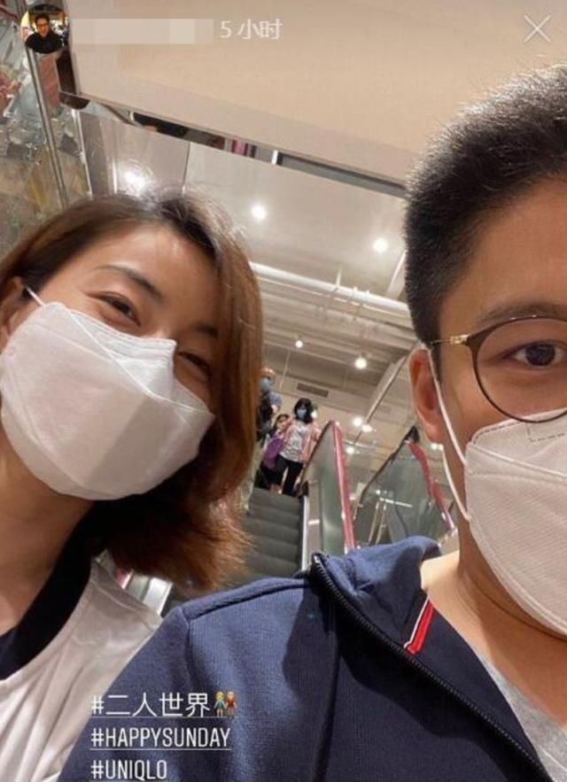 霍启刚郭晶晶看话剧约会，打扮朴素毫无架子，票价曝光引热议