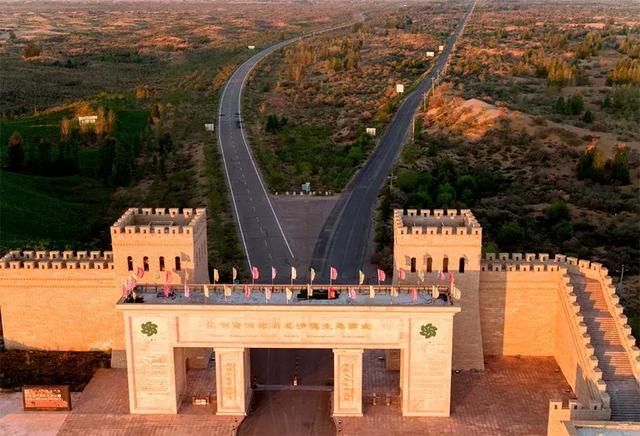 在浩瀚无际的库布其沙漠中，出现一个奇迹，一个海市蜃楼般的存在