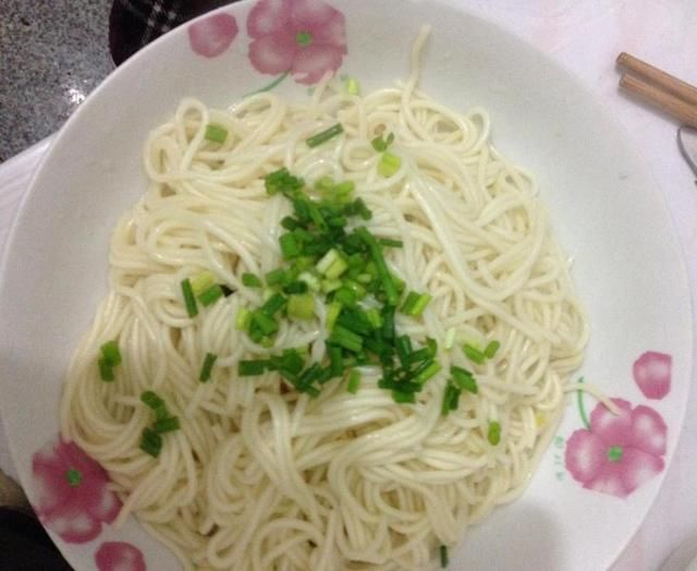 饿不饿，我煮碗面给你吃啊