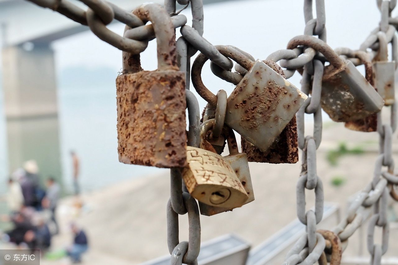 常德沅江诗墙公园锁心桥，锁越来越多，相关部门对桥进行加固!