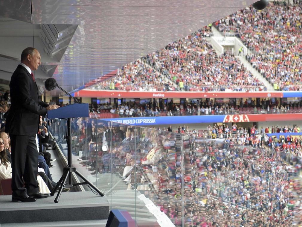 世界杯首战俄罗斯连进5球 普京三次摊手表情傲