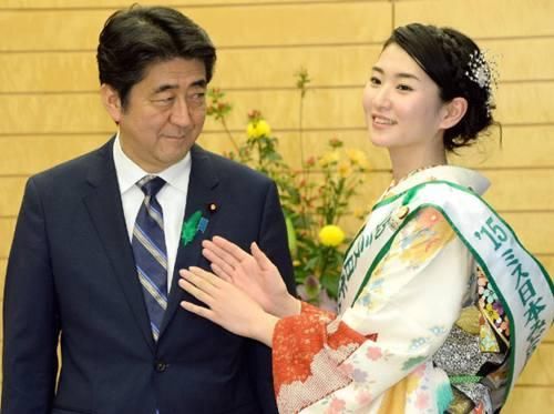 各国领导人“不礼貌”瞬间:主席裤子掉了，安倍一直盯着美女看?