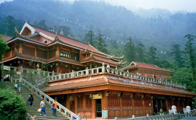 天下地理｜佛家圣地之三：峨眉山背后的神秘与修行！