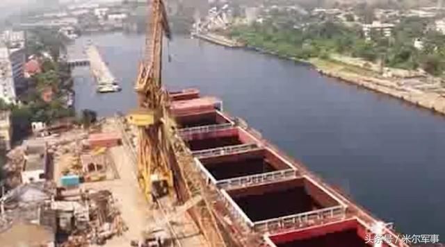 200吨粪便直冲4万吨航母,当场干翻21人,甲板一