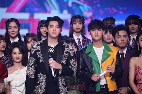 吴亦凡黄子韬归国后首同框 握手拥抱疑似关系