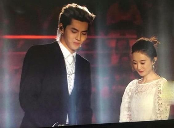 江苏跨年演唱会:吴亦凡拥抱赵丽颖,可有人发现