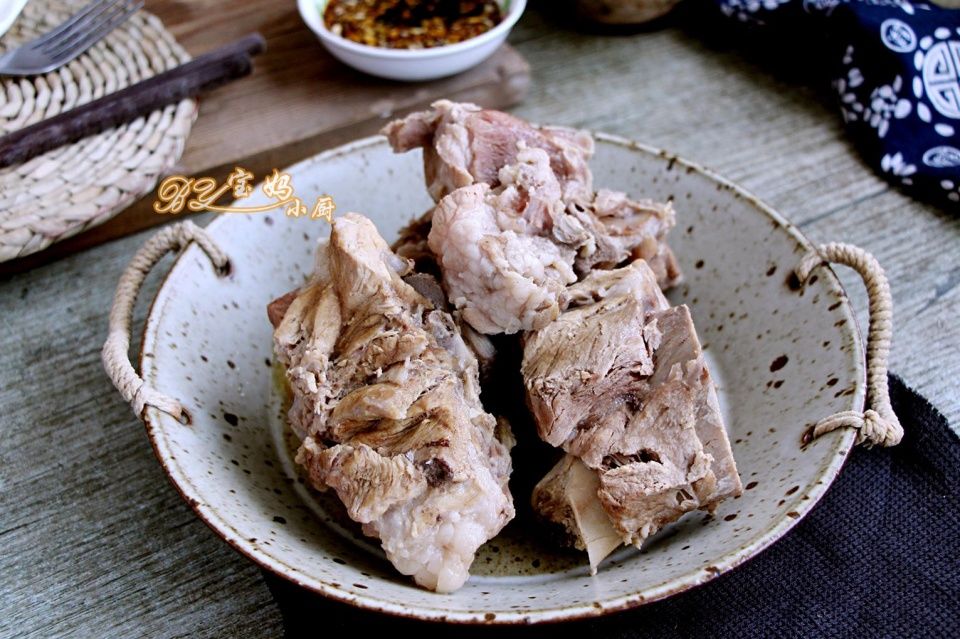 夏天这样吃肉最解馋，电饭锅里一扔一煮，香嫩软烂，真过瘾