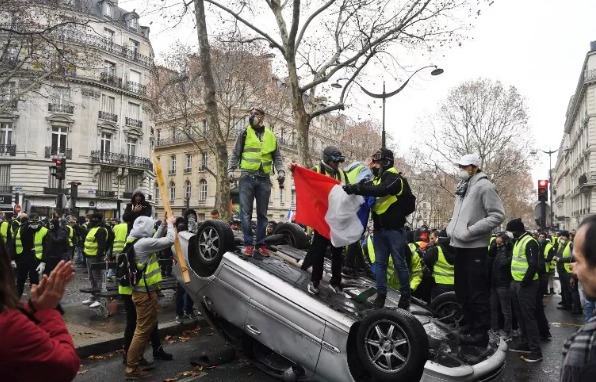 巴黎警方拘留278名黄马甲抗议活动参与人员