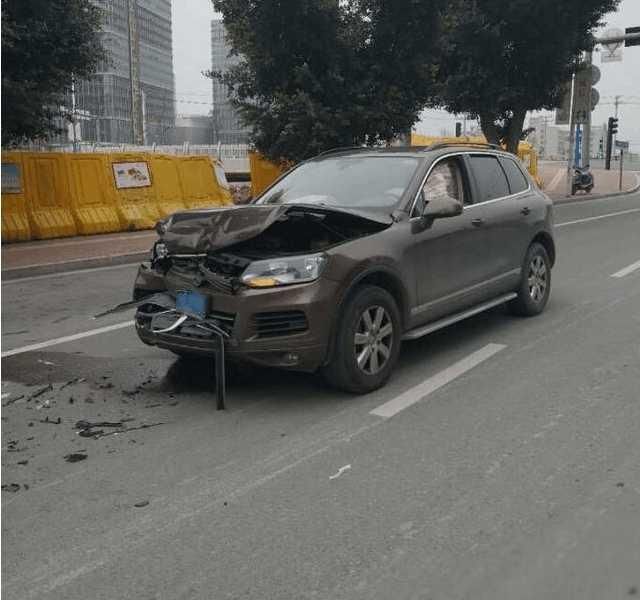 吉利领克01遭大众途锐撞击，两车差距之大，网友：领克真这么厉害