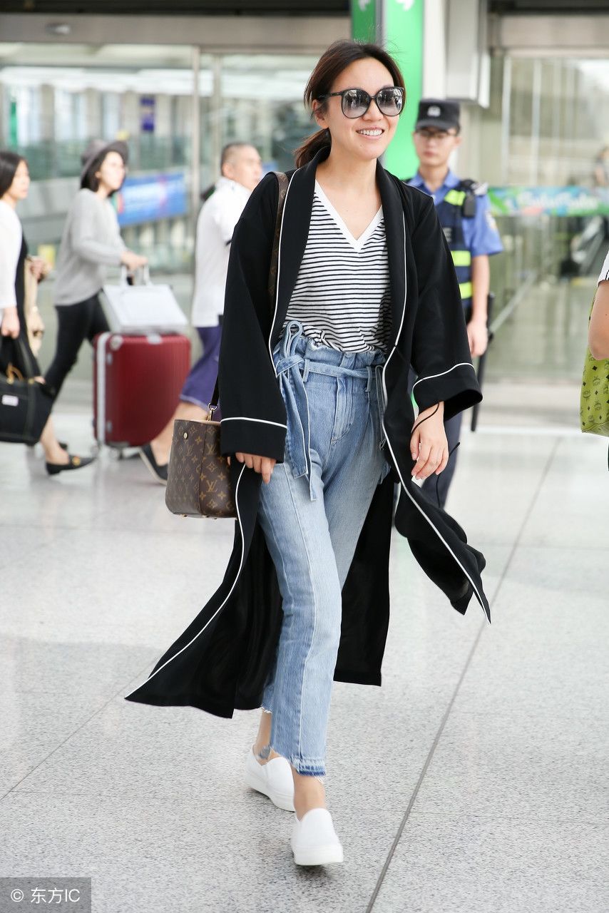 闫妮现身机场,网友:这样设计的牛仔裤看起来很