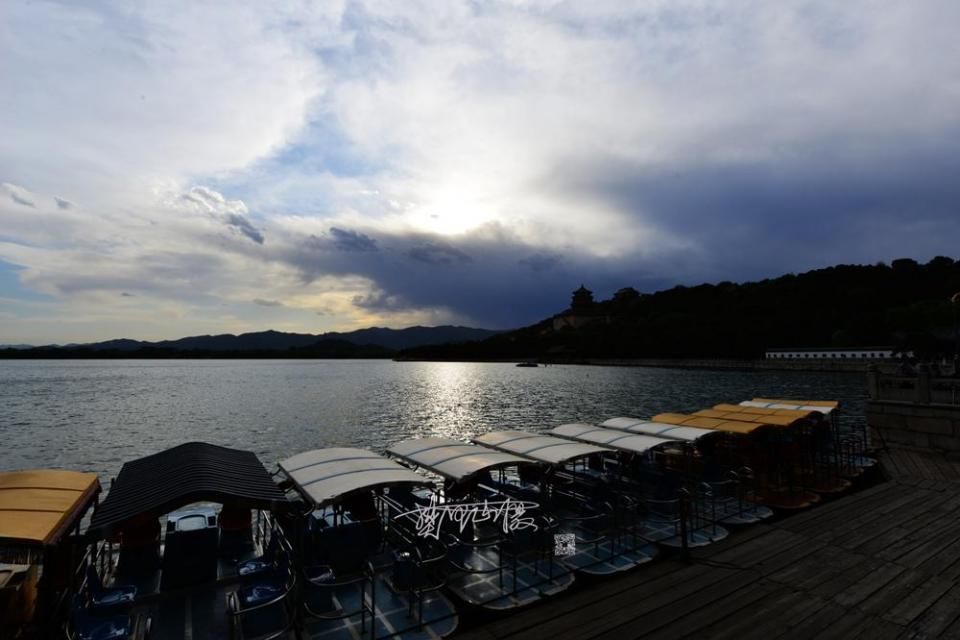 蓝天白云点缀最美北京城，最美落日晚霞映衬颐和园