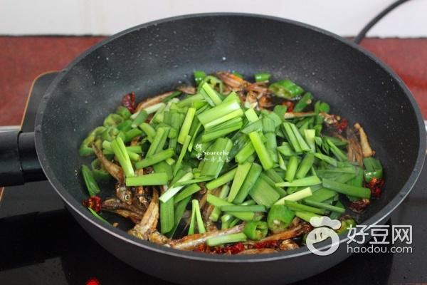 初夏之味开胃下饭菜，韭菜炒河鱼干