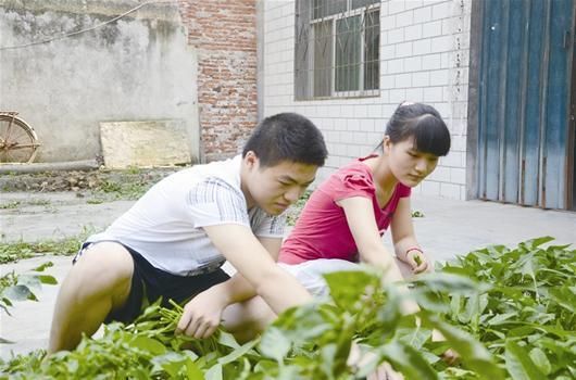侄子满月酒我给一千红包，饭后打包剩菜，弟妹的做法让我痛哭！