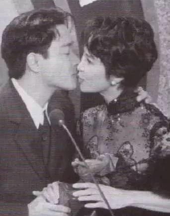 《世上只有妈妈好》的原唱,当红时甩掉谢贤,天生残疾却活成传奇
