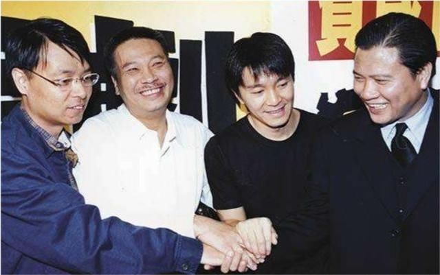 影帝万梓良商演只能站凳上唱歌,一件西装穿7年,为养娇妻忙捞金