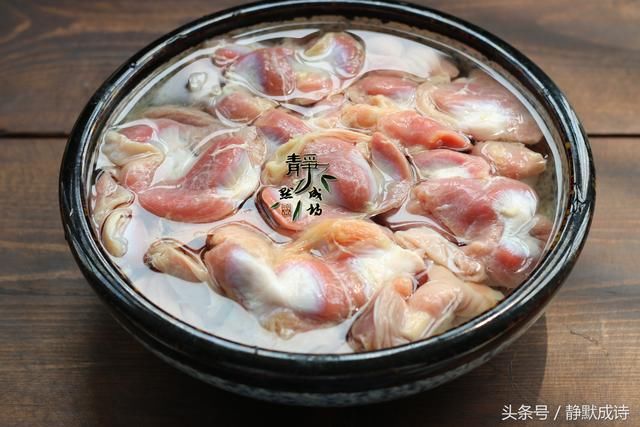 夏天凉拌菜不能少,这道小菜好吃易做,凉爽开胃,总也吃不够