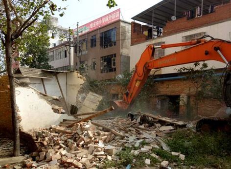 潢川县依法拆除违法建筑 确保桂花北路农贸市