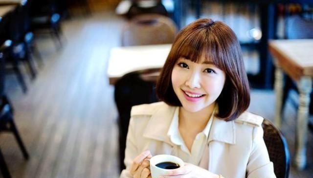 门牙缝发黑蛀牙的图片