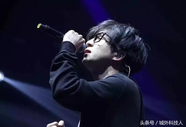 薛之谦又偷偷买了两首歌的版权,只因他说过听