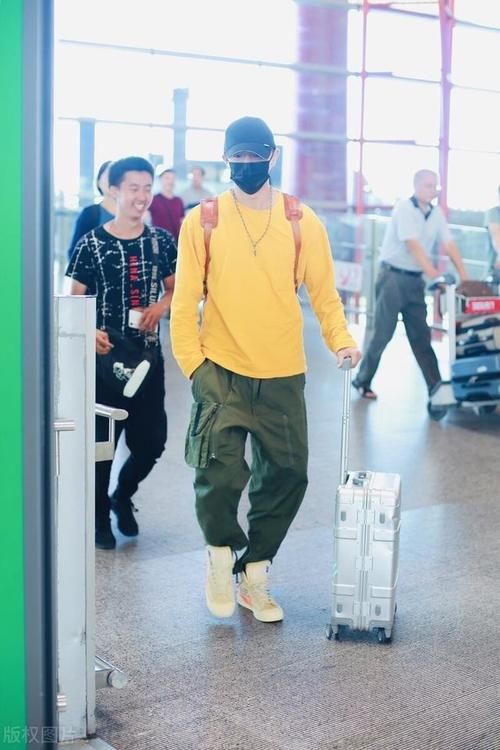韩庚国庆出行，墨镜配夹克变身潮酷高冷型男，难怪卢靖姗会选择他