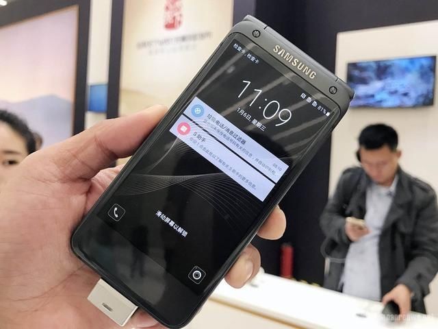 三星W2018上线,价格 碾压iPhoneX