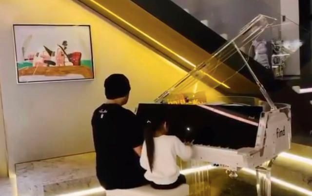 周杰伦带女儿四手联弹，网友却说他像郎朗：太忘我