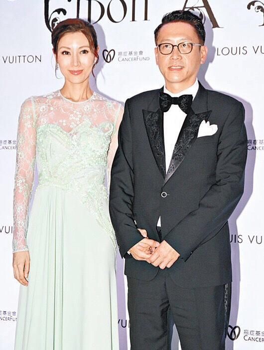 李嘉欣美貌水平好稳定，穿身蕾丝花纹礼服，老公站身边气场也不虚