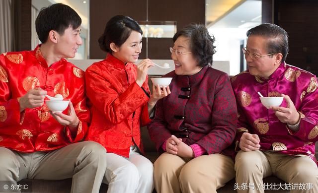 上门女婿春节回家看父母,丈母娘送一个果篮,打开来看我红了眼眶