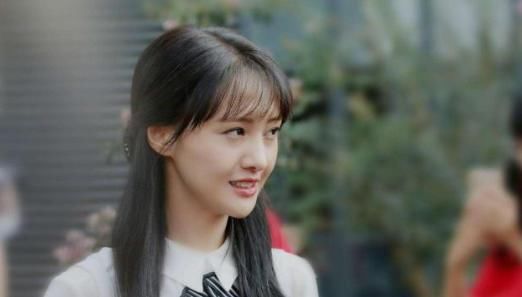 《青春斗》郑爽造型被嘲难看,她却采访自曝50