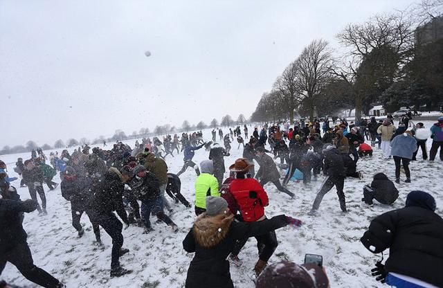 英国遇“超级暴雪” 300人打雪仗嗨翻天