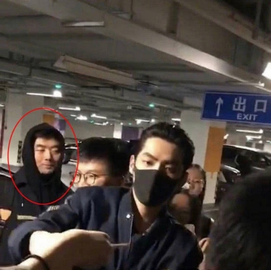 赵丽颖取关黄斌,疑似因利益问题开撕,热搜里为