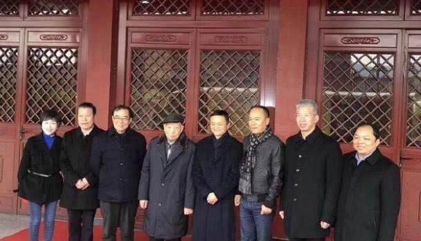 从“收粪”起家到年入600亿,重建“圆明园”,连马云都为他撑伞