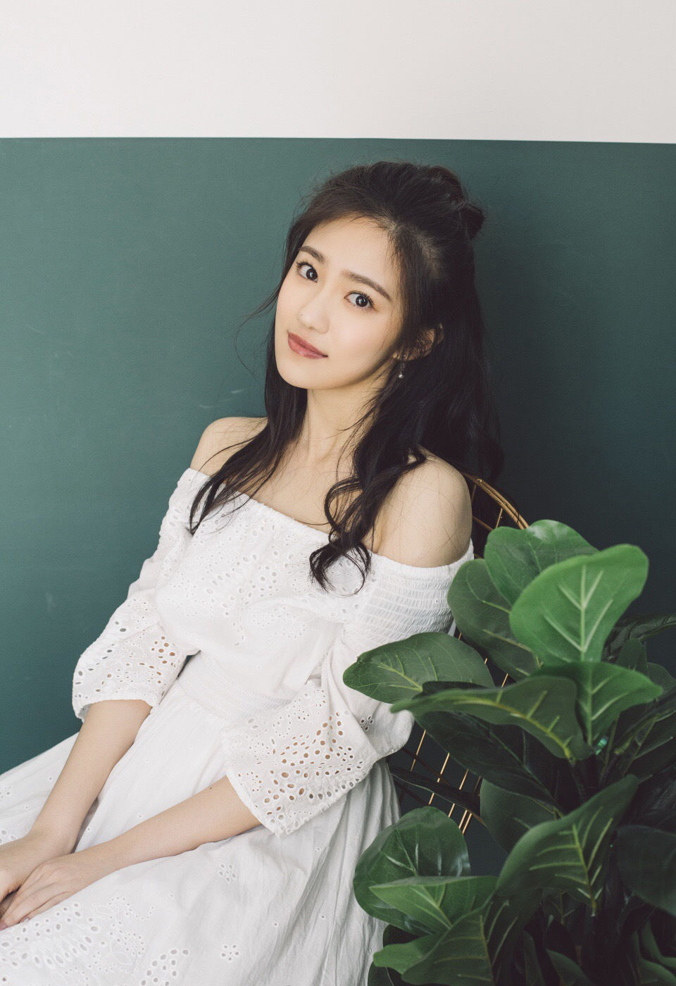 汤梦佳:浅蓝色的长裙文静温婉,甜甜的微笑温暖心头